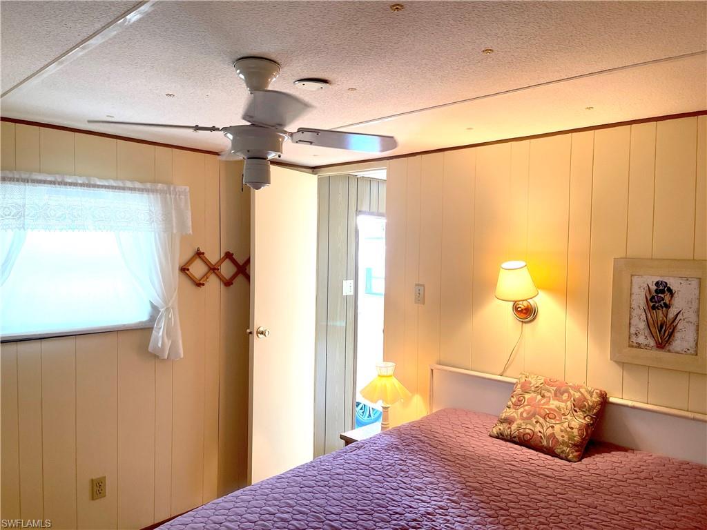 HOLIDAY MANOR - Residential