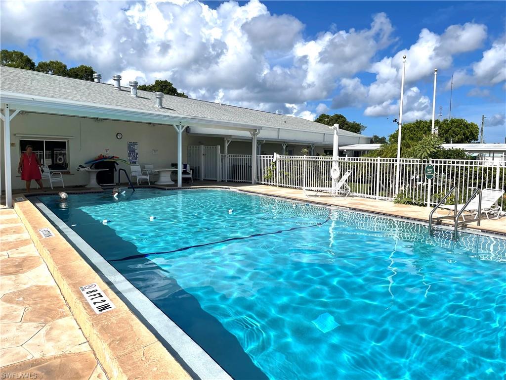 HOLIDAY MANOR - Residential