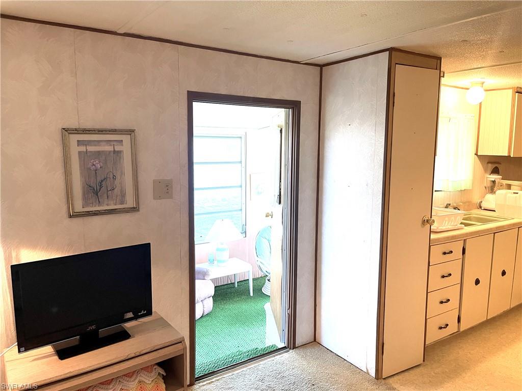 HOLIDAY MANOR - Residential