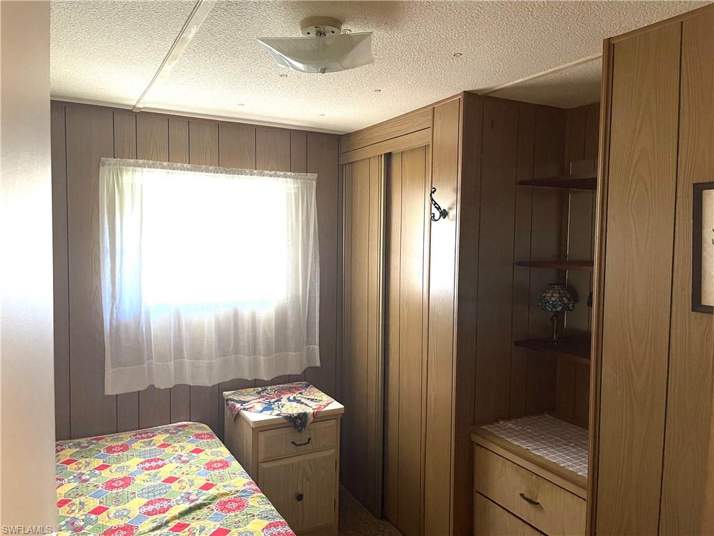 HOLIDAY MANOR - Residential