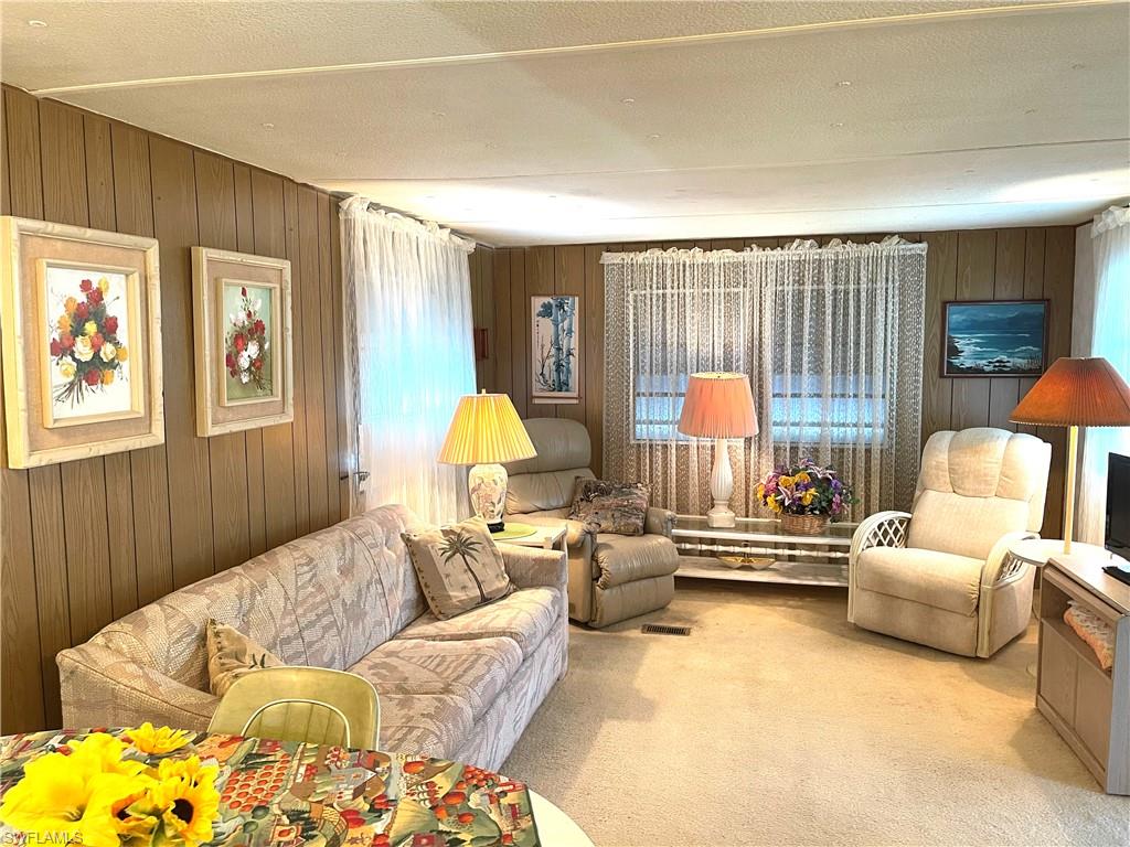 HOLIDAY MANOR - Residential