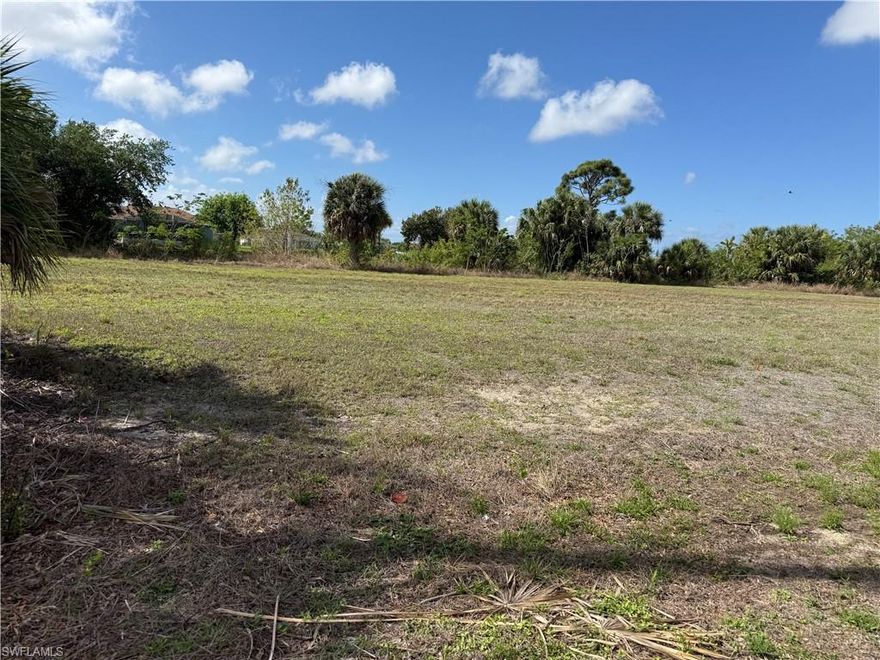 This southern rear exposure lot is ready for you to design and build your dream home.  Conveniently located near shopping, golf, restaurants, downtown Fort Myers and so much more!