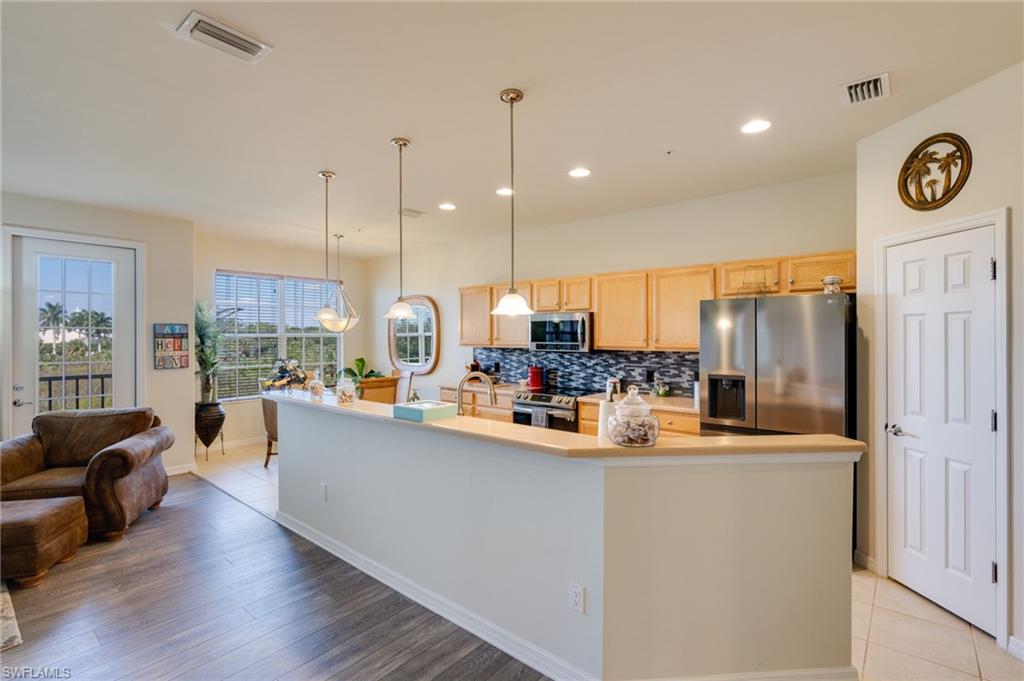 ROYAL POINTE - Residential