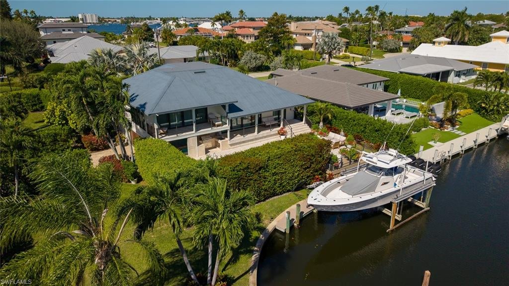 1585 Mullet LN