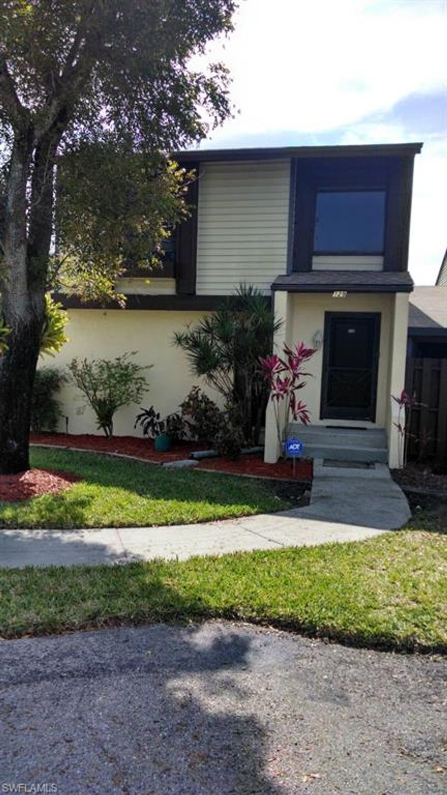 This is a nice 3 bedroom 2.5 bathroom town home with the lanai enclosed to give it extra living space. Unit is well kept and ready for your clients to move in