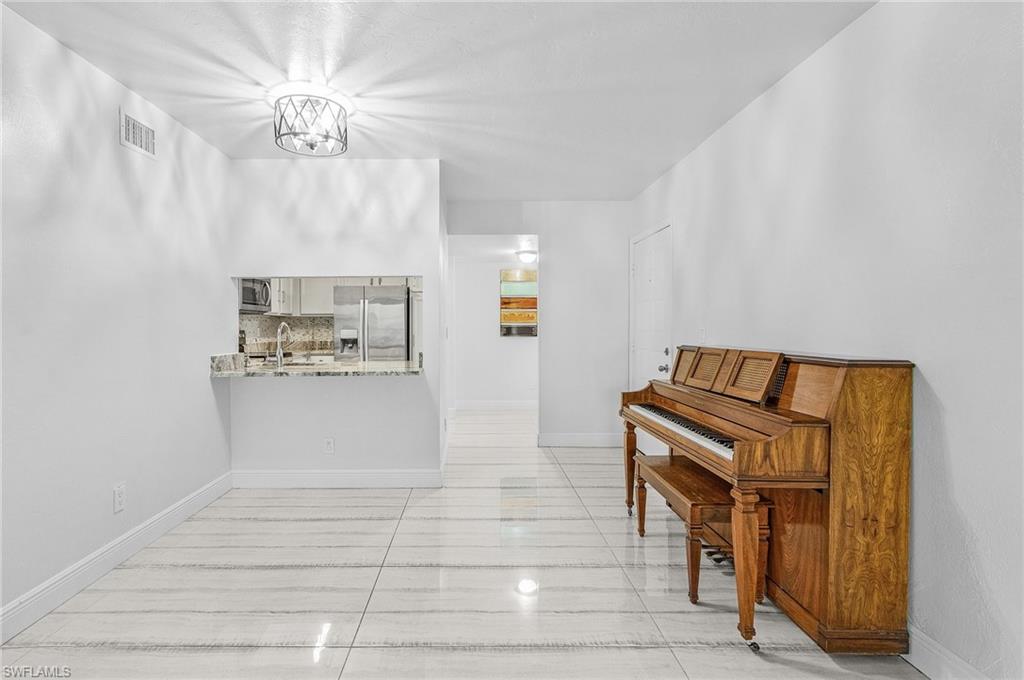 COURTYARD AT KINGS LAKE - Residential