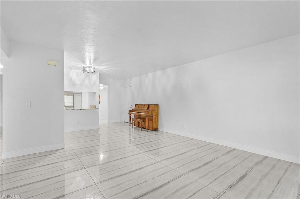 COURTYARD AT KINGS LAKE - Residential