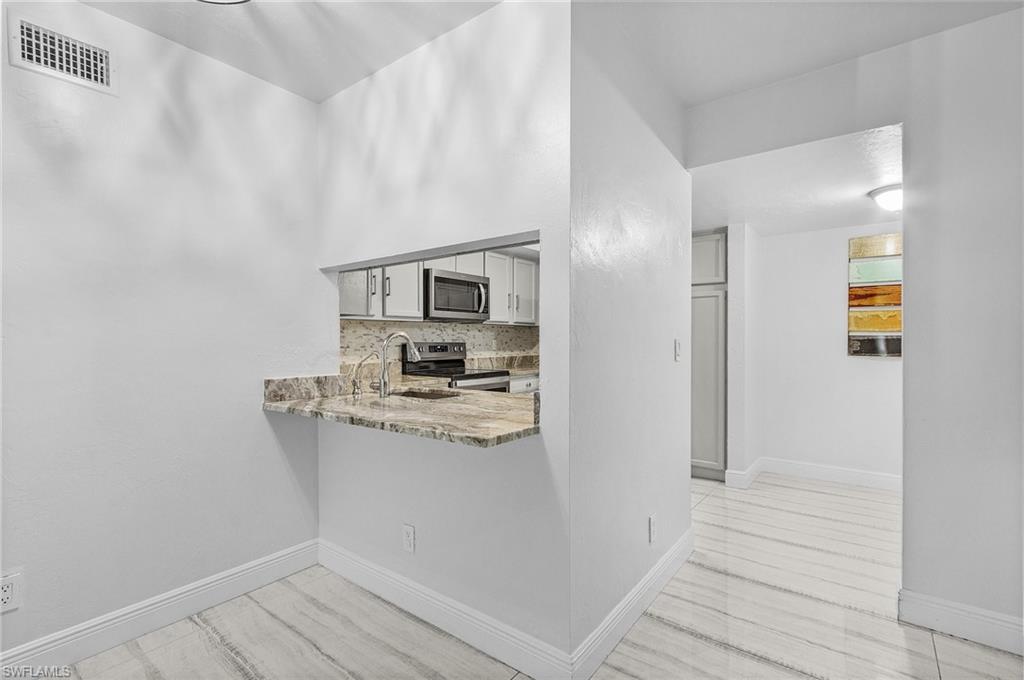 COURTYARD AT KINGS LAKE - Residential