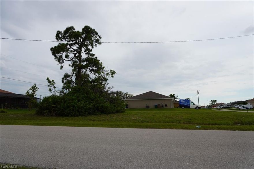 Welcome to the canvas of your dreams at 1313 NE 7th Ave, Cape Coral, FL! This expansive vacant lot invites you to craft your vision in the heart of Lee County. From building your dream home to embarking on a lucrative development project, the possibilities are endless. With convenient access to amenities and the allure of Gulf Coast beaches, this prime location offers both tranquility and excitement. Seize this opportunity to shape your future in one of Florida's most coveted destinations. Your slice of paradise awaits in Cape Coral!
¡Bienvenido al lienzo de tus sueños en 1313 NE 7th Ave, Cape Coral, FL! Este lote vacante expansivo te invita a plasmar tu visión en el corazón del condado de Lee. Desde construir la casa de tus sueños hasta embarcarte en un proyecto de desarrollo lucrativo, las posibilidades son infinitas. Con acceso conveniente a servicios y el atractivo de las playas de la Costa del Golfo, esta ubicación privilegiada ofrece tranquilidad y emoción. Aprovecha esta oportunidad para dar forma a tu futuro en uno de los destinos más codiciados de Florida. ¡Tu pedazo de paraíso te espera en Cape Coral!