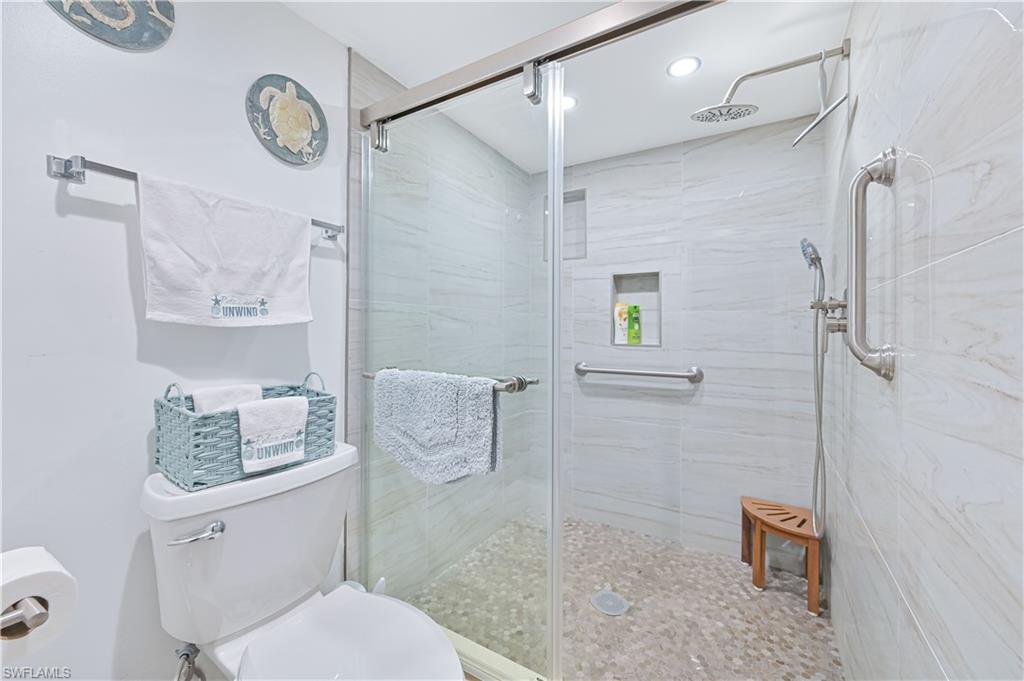 ADMIRALTY YACHT & RACQUET CLUB - Residential