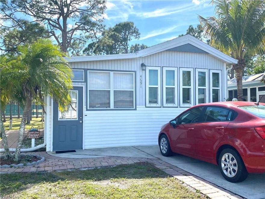 PET FRIENDLY !!!! We all know they are rarely available and when they hit they don't last long. This cute little place is in a very popular area of the park, Jefferson Davis West.  Bring a little TLC and your furry friends and kick back with a birds eye view of the pickle ball courts and the beautiful 18 acres of tall pines.  AC is 2013 and roof 2007.