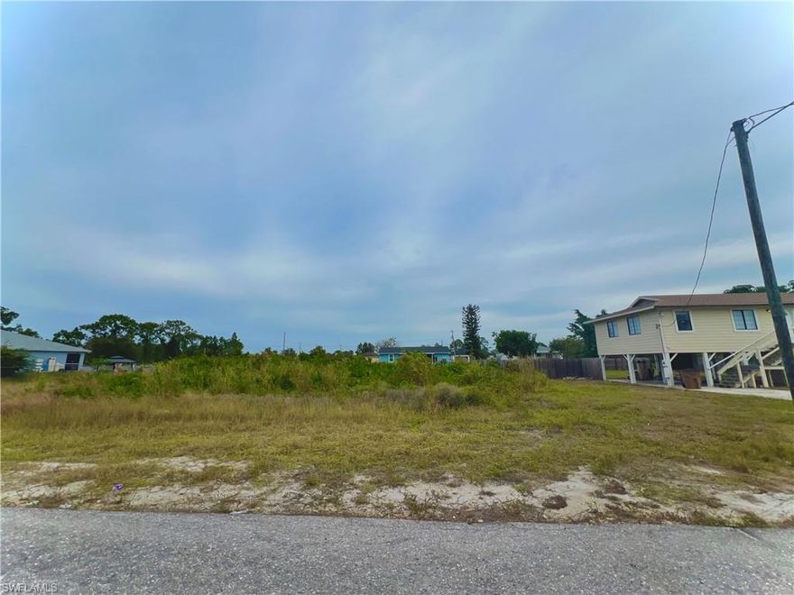 GREAT LOCATION MOSTLY CLEAR in the highly desirable SW SIDE nestled away on a quiet paved DEAD END just minutes from major amenities and a quick commute To I-75! Come build your DREAM HOME or INVEST in this growing community today!!