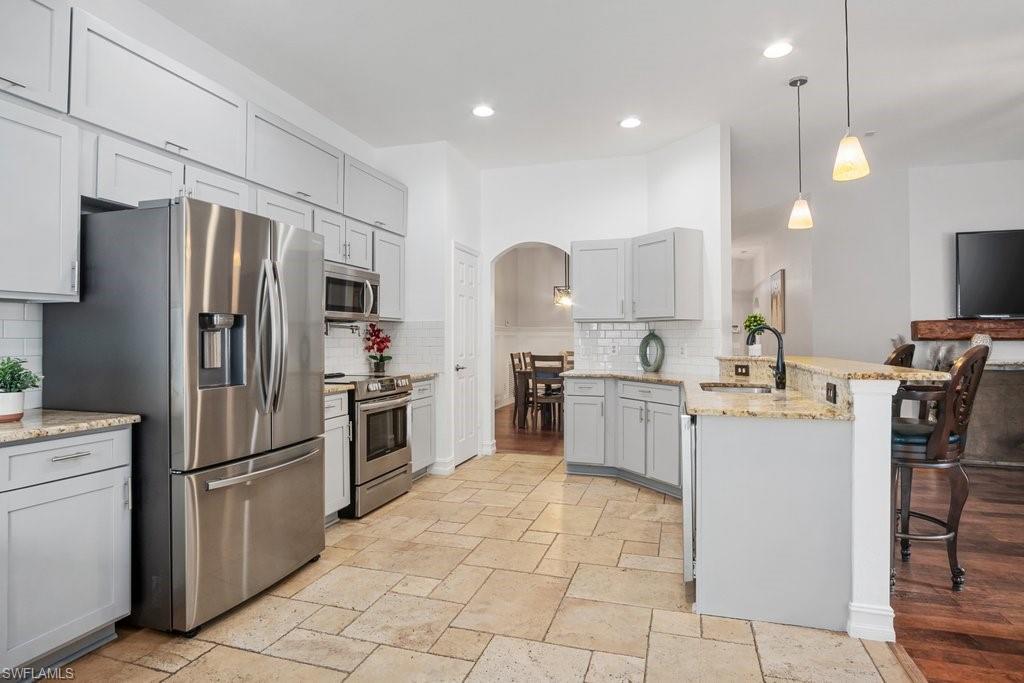 VALENCIA LAKES - Residential