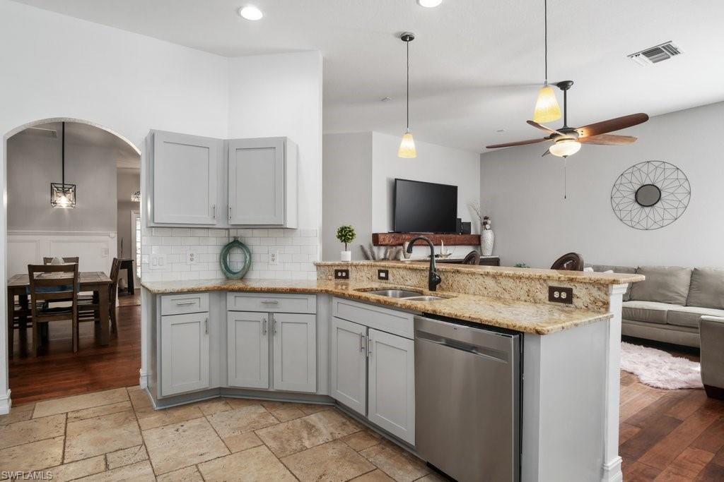 VALENCIA LAKES - Residential