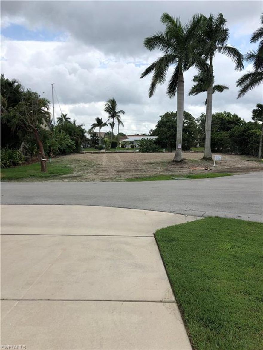 Build your dream home on this vacant cul-de- sac lot in Royal Harbor.  Canal frontage with no bridges to the Gulf of Mexico.  Only a few miles from the beach, award winning restaurants and shopping.  Don't wait....This is the lowest priced lot available in Royal Harbor.