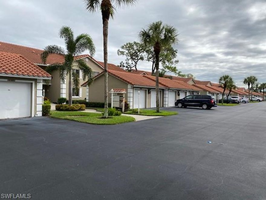 LOCATED IN ROYAL WOOD GOLF AND COUNTRY CLUB. 2 BEDROOM PLUS DEN, TWO BATHS WITH DETATCHED GARAGE.  SCREENED PORCH OVERLOOKS THE GOLF COURSE. NEWER A/C, WASHING MACHINE AND FLAT TOP RANGE. HEATED POOL AND TENNIS COURTS ACROSS FROM THIS UNIT. DEVELOPMENT OFFERS: RESTURANT, LIBRARY, CARD ROOM, FITNESS CENTER, PUTTING GREEN AND GOLF COURSE.
