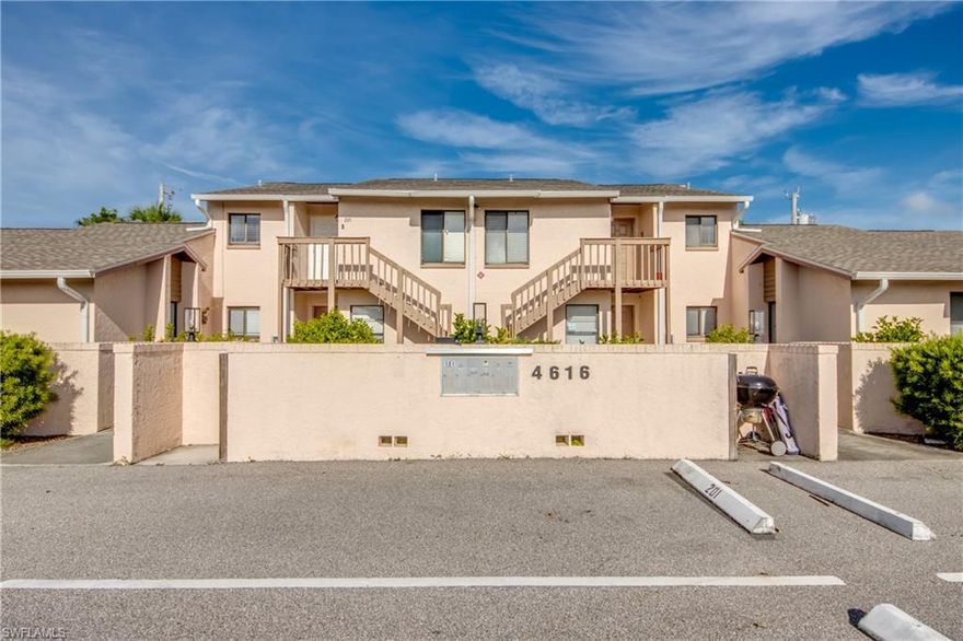 Adorable 2 bedroom condo with vaulted ceiling and skylight.  Screened balcony and full size washer and dryer.  New hot water heater.  Great location walking distance to restaurants and shopping.