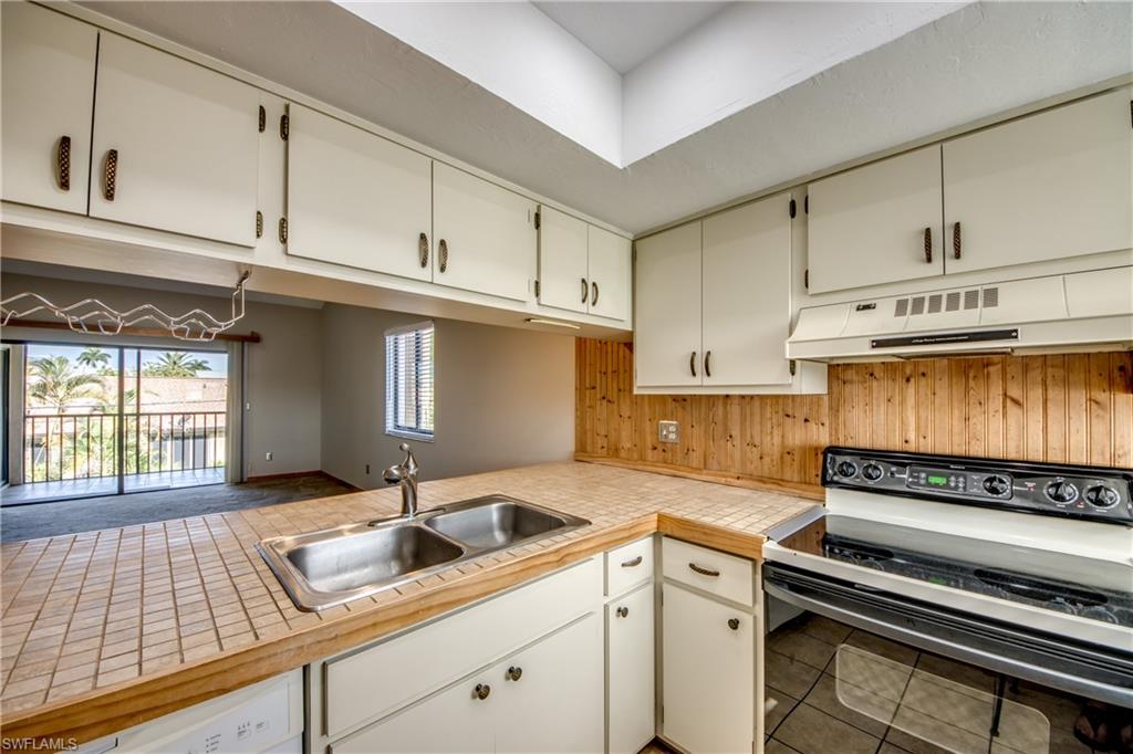 CORAL BREEZE CONDO - Residential