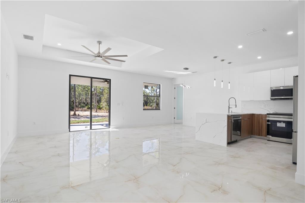 900 BUILDING - Residential