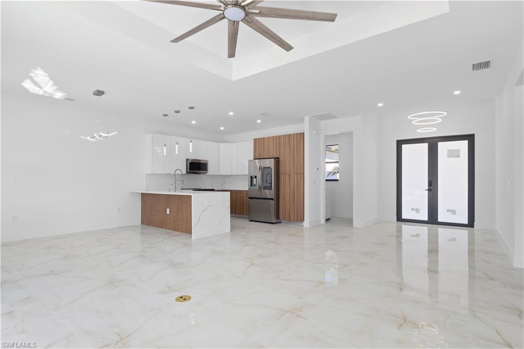 900 BUILDING - Residential