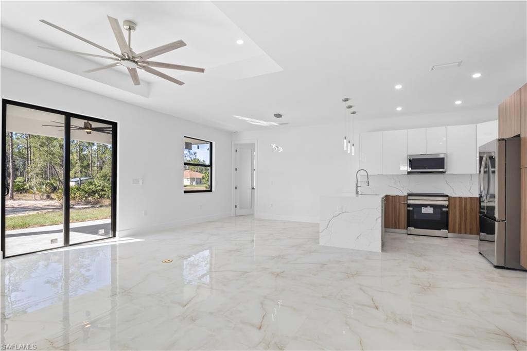 900 BUILDING - Residential