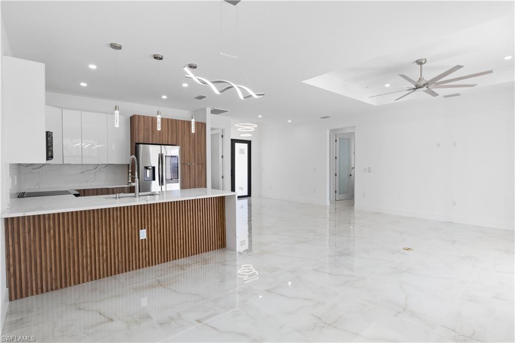 900 BUILDING - Residential