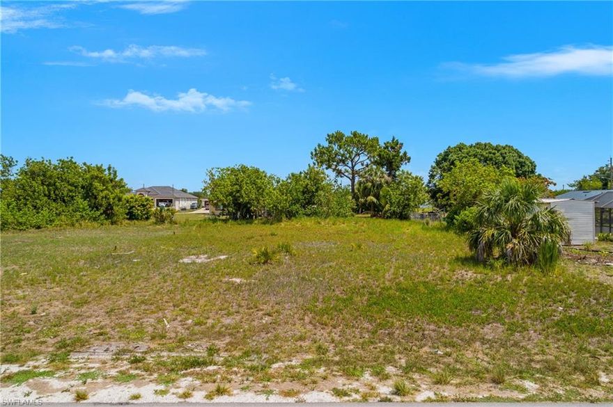 Prime Ready-to-Build Lot in Lehigh Acres - already cleared and ready for permits! Located just 4 miles from I-75 and Colonial Blvd, this property is positioned for convenience while offering added privacy on a dead-end street. Seller has plans that were previously approved: Plans feature 4 bed 3 bath with 3 car garage 2185sqft under air. Lote listo para construir en Lehigh Acres —este terreno despejado está completamente preparado para la construcción. Ubicado a solo 4 millas de I-75 y Colonial Blvd, ofrece privacidad adicional en una calle sin salida, combinando ubicación estratégica con tranquilidad.