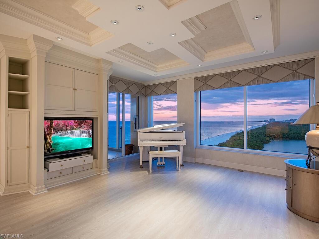 SEAPOINT AT NAPLES CAY - Residential