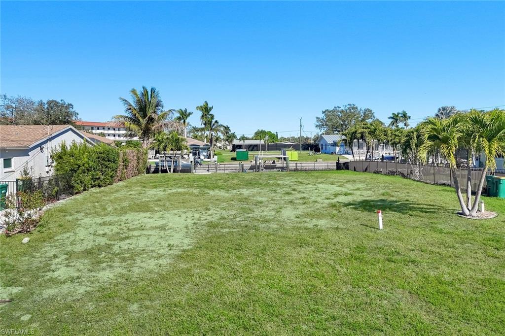 LITTLE HICKORY SHORES - Land