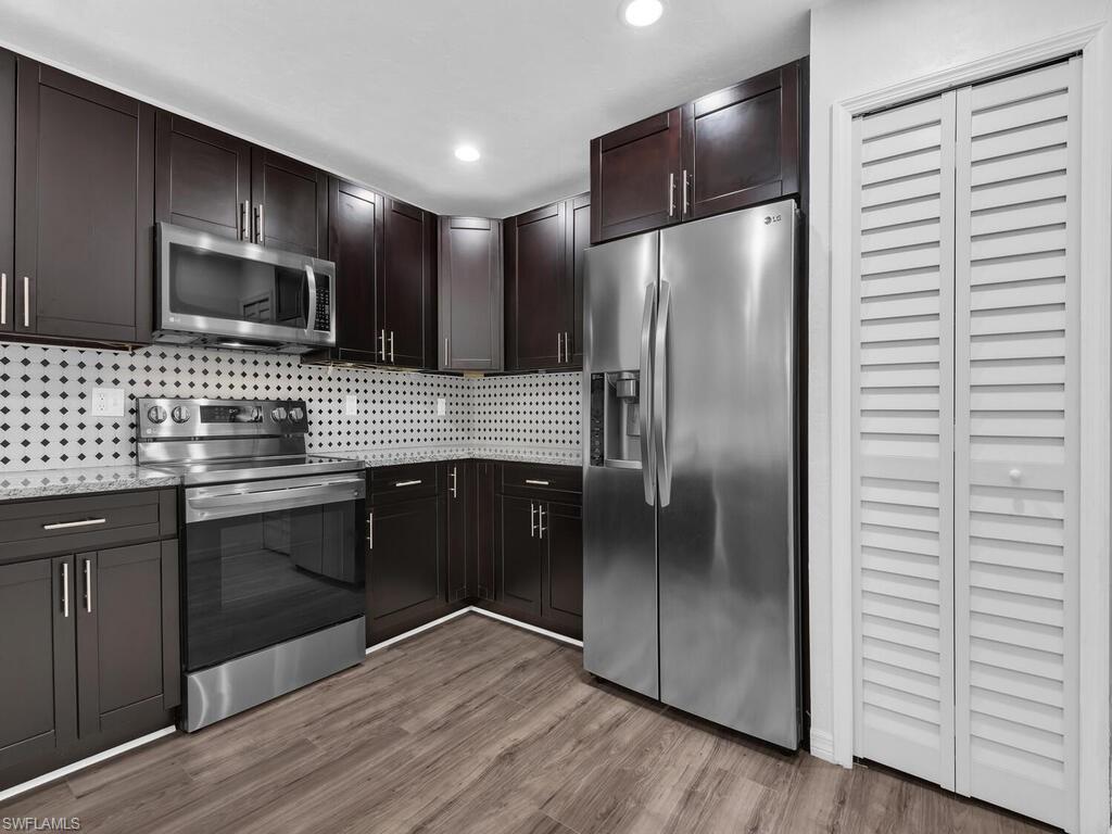 FOXMOOR LAKES - Residential