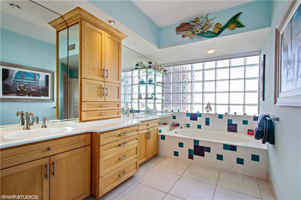 BAREFOOT BEACH CLUB - Residential