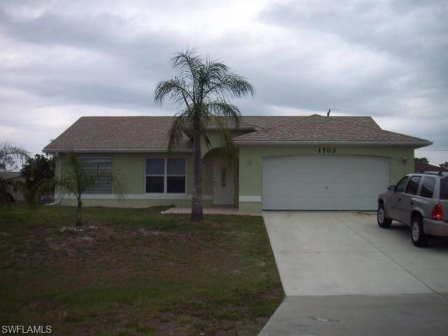 Great Family Home with 3 large bedrooms, 2 baths.Relax on the oversized screened lanai.