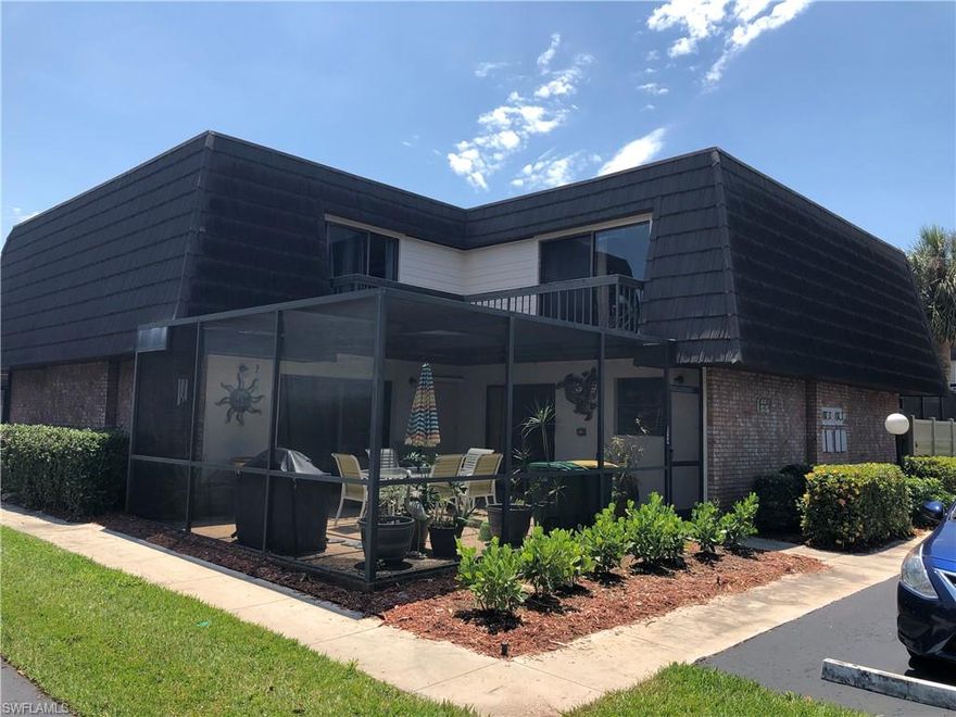 Adorable townhouse in a quiet community. . Huge lanai, walking distance from community pool. 15 min from Naples beach, Downtown. New AC . All age community.