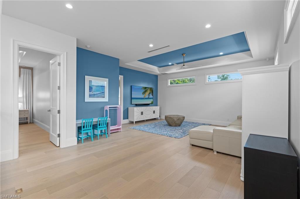 WINDWARD ISLE - Residential