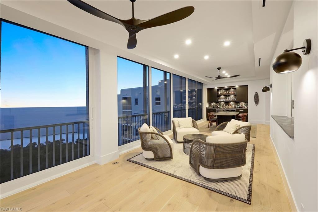 ROYAL MARCO POINT - Residential