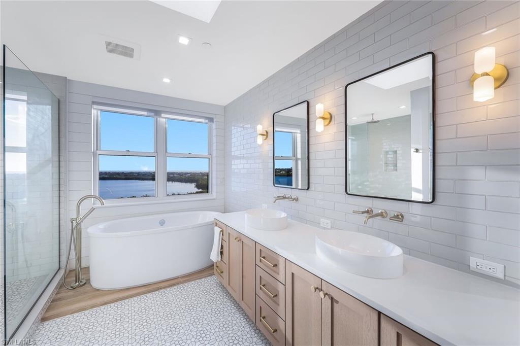 ROYAL MARCO POINT - Residential