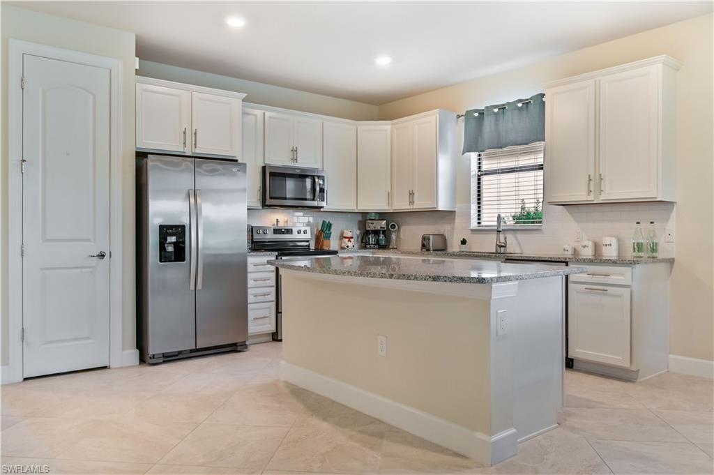 HAMPTON LAKES - Residential