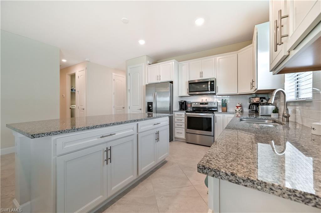 HAMPTON LAKES - Residential