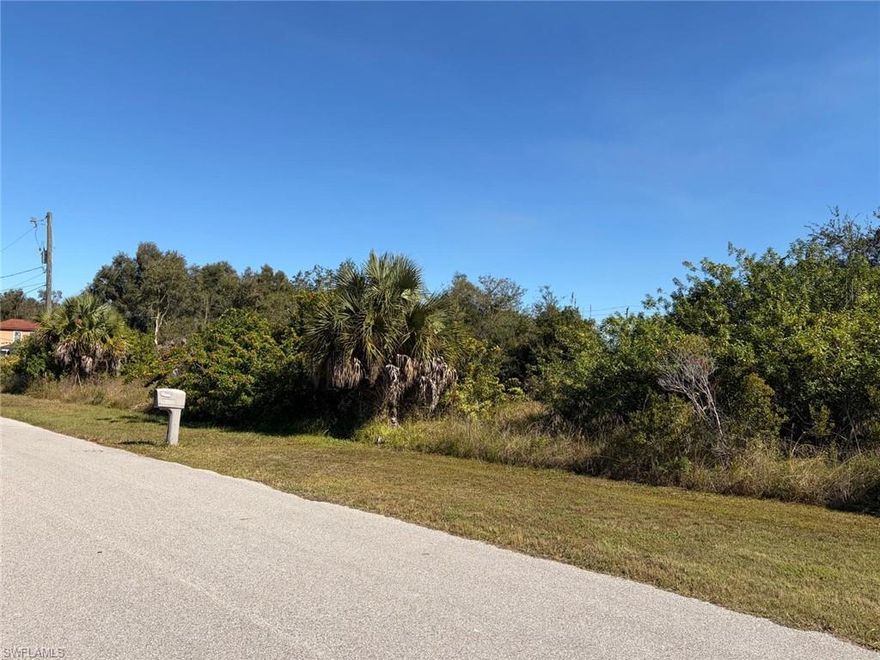 This lot is located in one of the best areas of Lehigh Acres, with easy access to all points of interest. Here you can build the home of your dreams, surrounded by a prime location that offers excellent schools, libraries, shopping, and a quality residential environment.