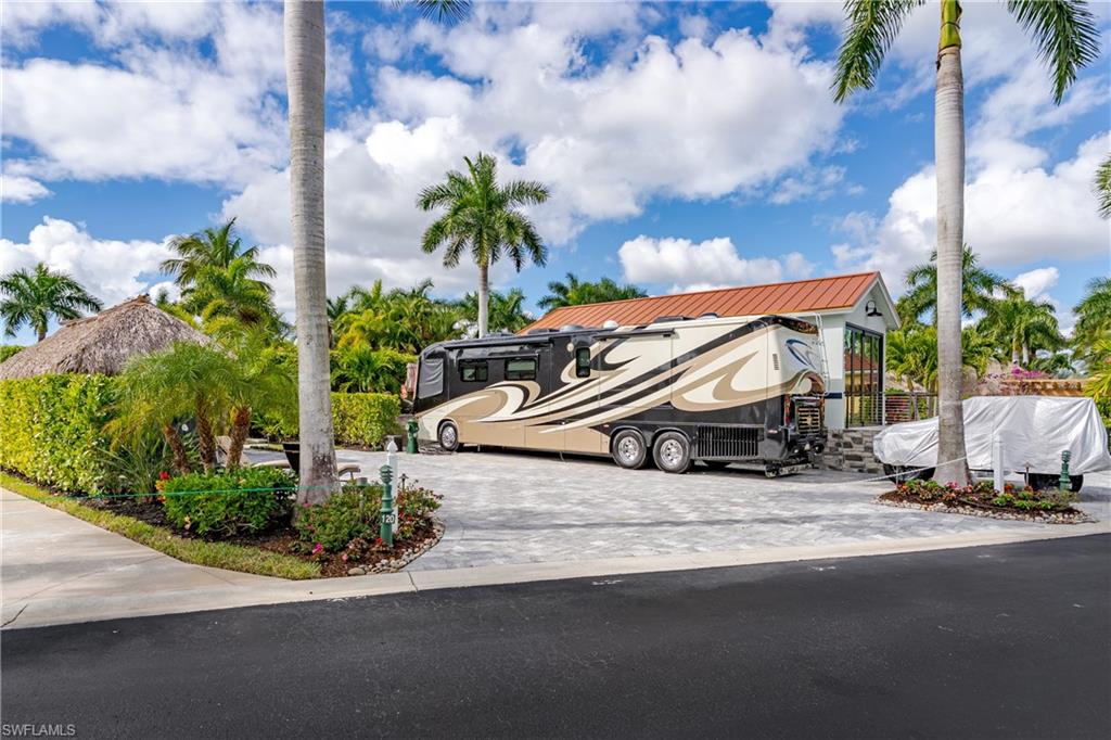 NAPLES MOTORCOACH RESORT - Land