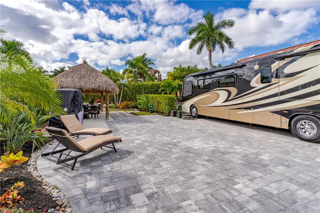 NAPLES MOTORCOACH RESORT - Land