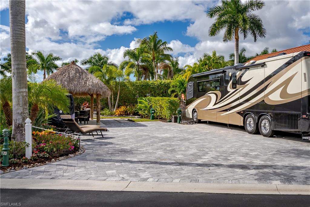 NAPLES MOTORCOACH RESORT - Land