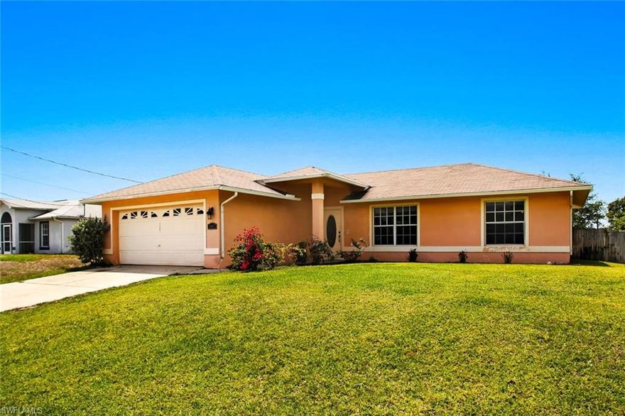 Talk about location! This gorgeous home is located only 8 minutes from I75 and only 4 minutes from Publix and convenient shopping! Must see, this 3 Bed/2 Bath family house with garage. The bedrooms have recently been updated with BRAND NEW carpets in all three bedrooms. The second bathroom has been updated with BRAND NEW toilet and tub. The house is pre-wired for a home entertainment system for your family’s enjoyment. Also enjoy the outdoor space with screened lanai and fenced yard. Perfect if you have kids, pets, or simply like to entertain. Come see this home with a well laid out floor plan for yourself before it sells.