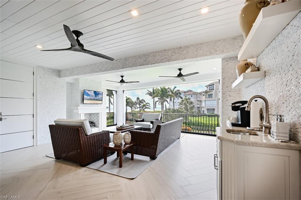 BAREFOOT BEACH - Residential