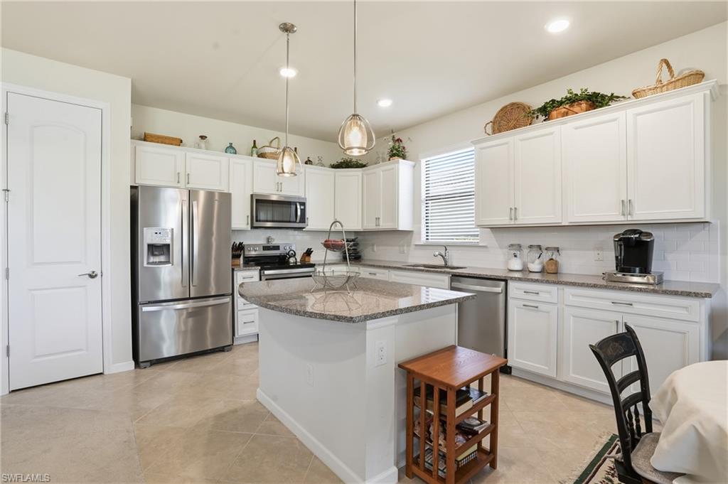 HAMPTON LAKES - Residential