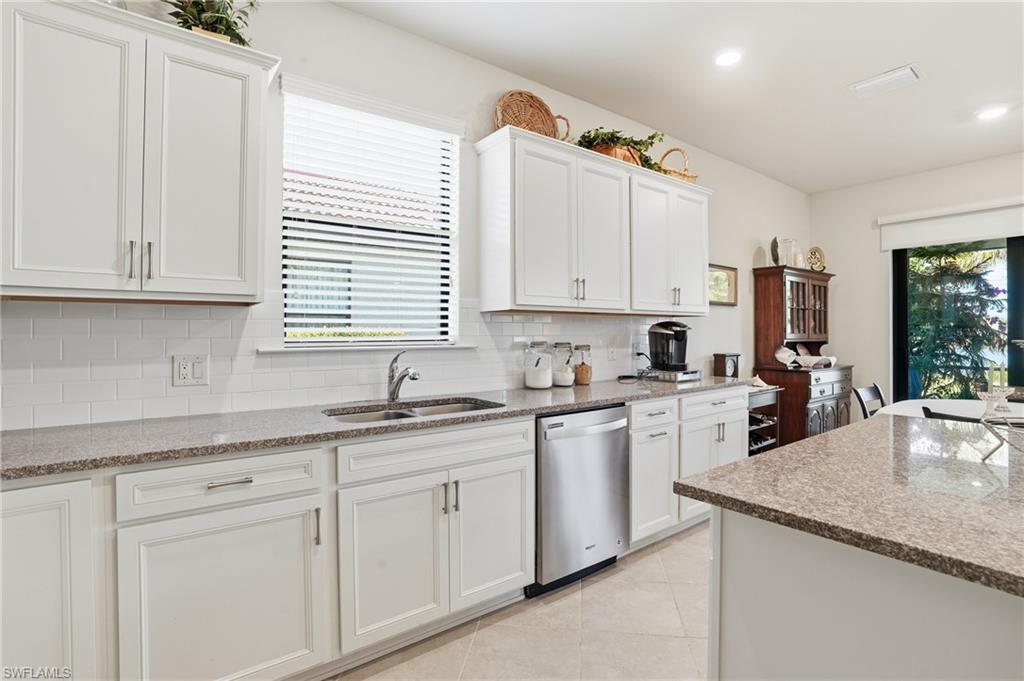 HAMPTON LAKES - Residential