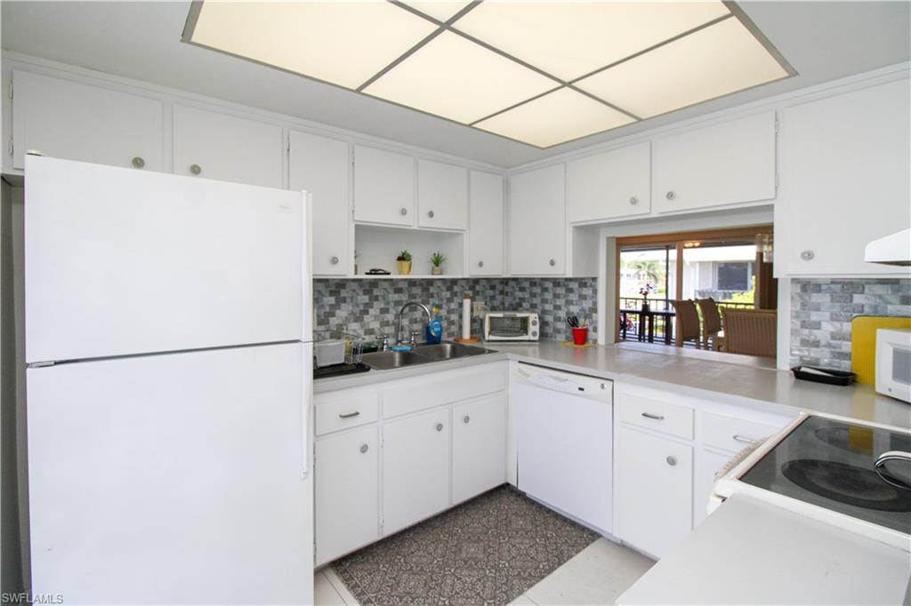 GLADES COUNTRY CLUB - Residential Lease