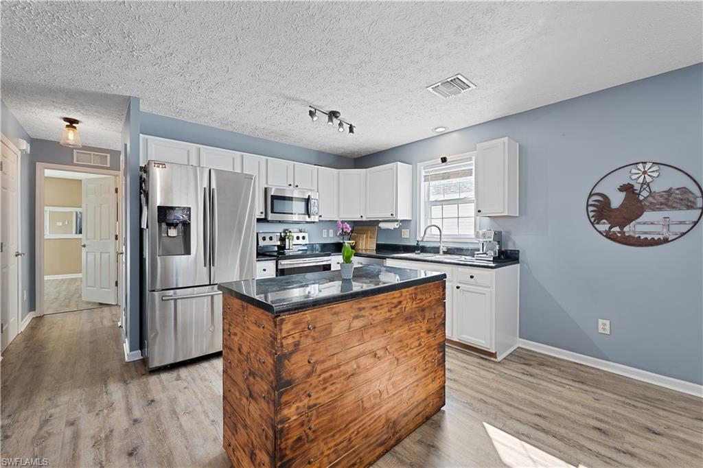 LEAWOOD LAKES - Residential