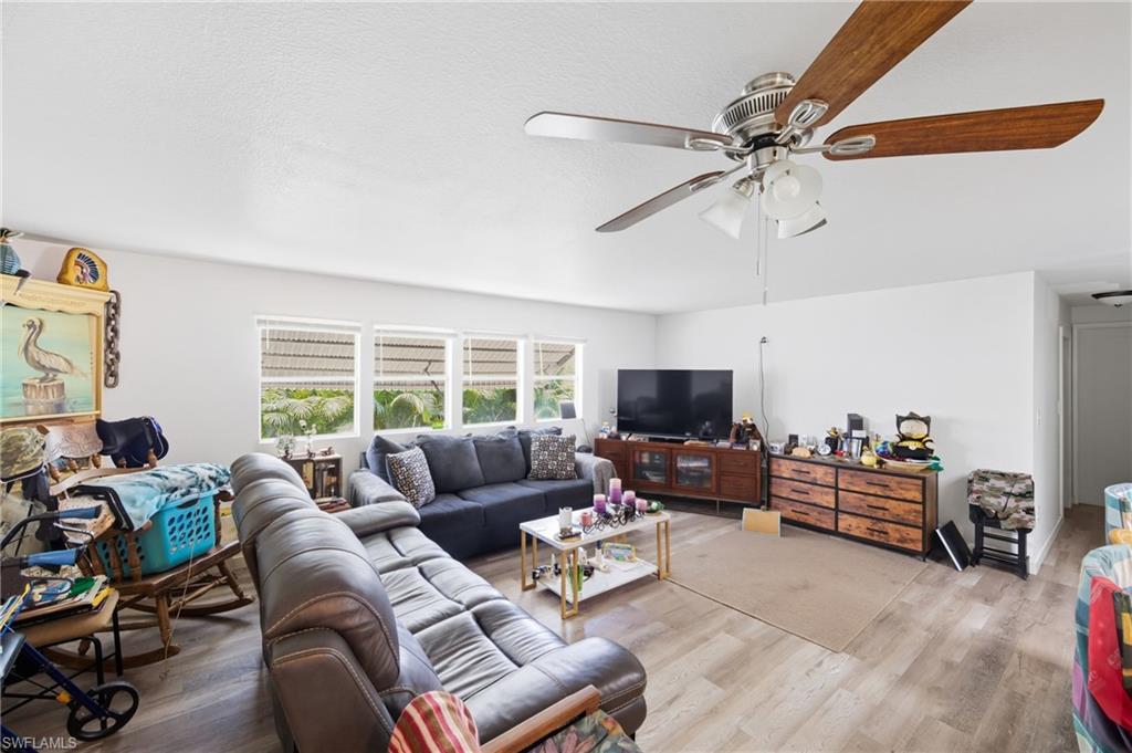 COACHLIGHT MANOR MOBILE HOME - Residential