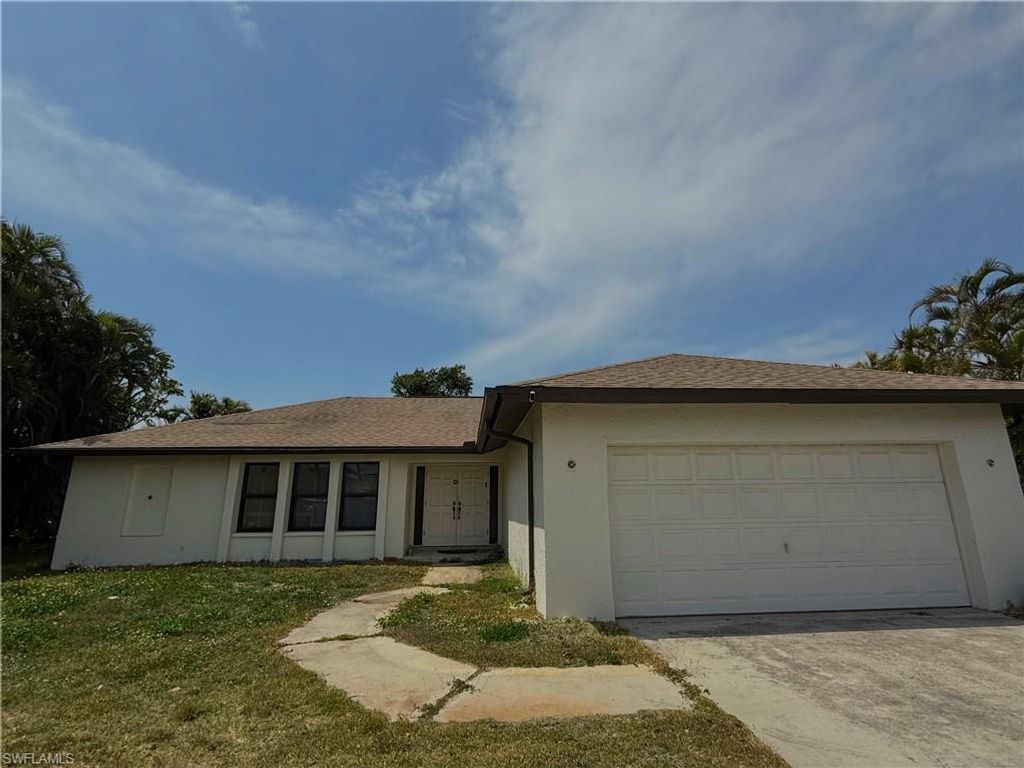 Photo of 13470 McGregor BLVD, FORT MYERS, FL 33919 (MLS # 226004493)